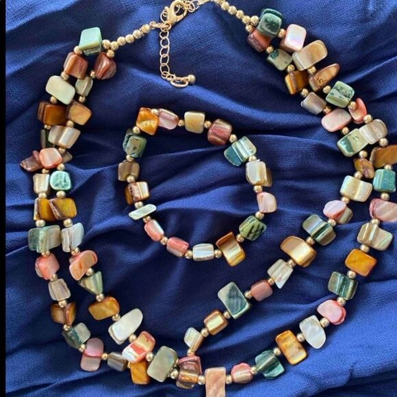 New Beautiful Layered Multicolor Shell Beaded Necklace Set - Picture 2 of 4
